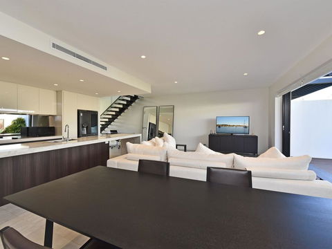 Villa Capri Waterside At Trinity Point - Tourism Canberra 3