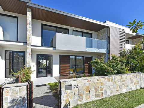 Villa Positano Waterside At Trinity Point - Tourism Canberra 0