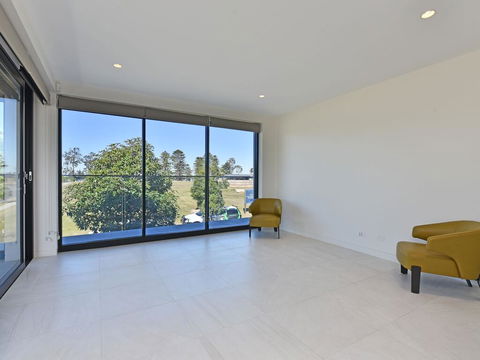 Villa Sorrento Waterside At Trinity Point - Tourism Canberra 3