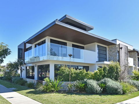 Villa Sorrento Waterside At Trinity Point - Tourism Canberra 0