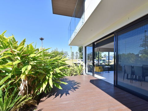 Villa Sorrento Waterside At Trinity Point - Tourism Canberra 2