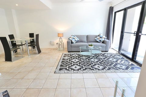 Villa Via Veneto - Tourism Canberra 0