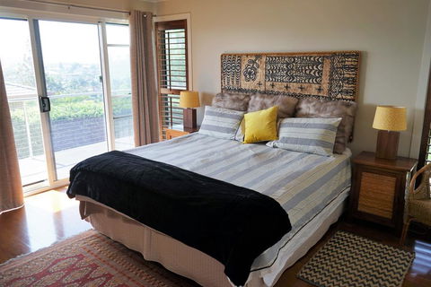 Villa With Views & Pool - Tourism Canberra 3