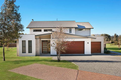 Vineyard Views - Tourism Canberra 0