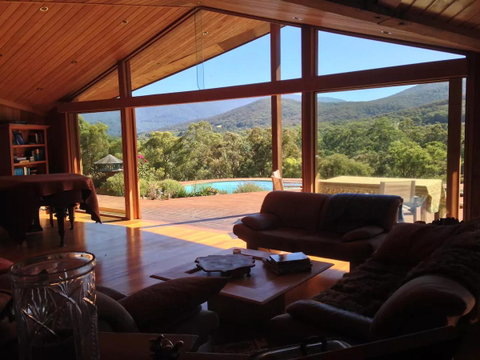 Kangaroo Manor - Tourism Canberra 0