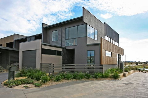 1 Pebble Place - Tourism Canberra 1