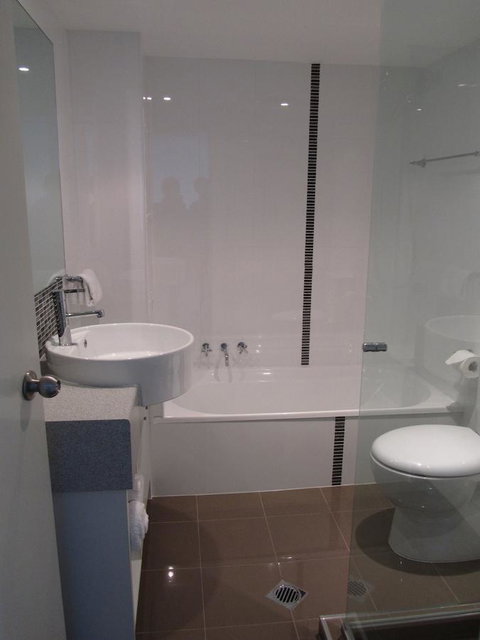 Le Beach Apartments - Tourism Canberra 14