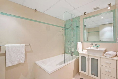 Surfers International Apartments - Tourism Canberra 38