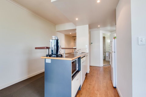 Central Cosmo Apartment Hotel - Tourism Canberra 10
