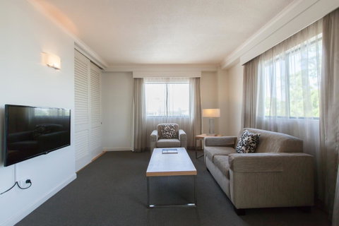 Central Cosmo Apartment Hotel - Tourism Canberra 5