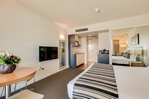 Central Cosmo Apartment Hotel - Tourism Canberra 4