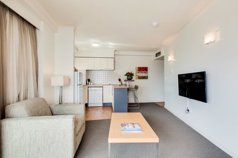 Central Cosmo Apartment Hotel - Tourism Canberra 30