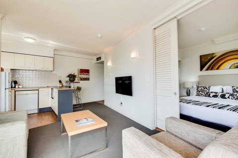 Central Cosmo Apartment Hotel - Tourism Canberra 29