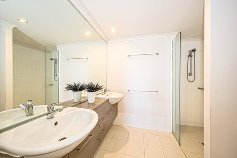 On The Bay Apartments - Tourism Canberra 18