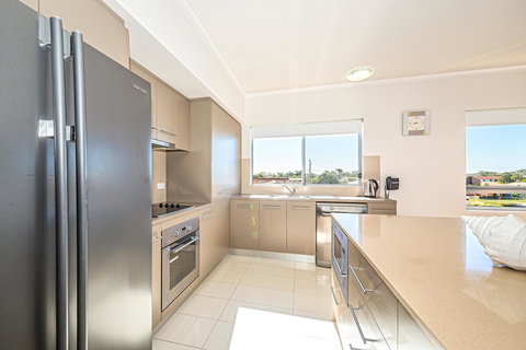 On The Bay Apartments - Tourism Canberra 3