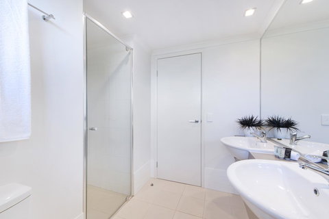 On The Bay Apartments - Tourism Canberra 24