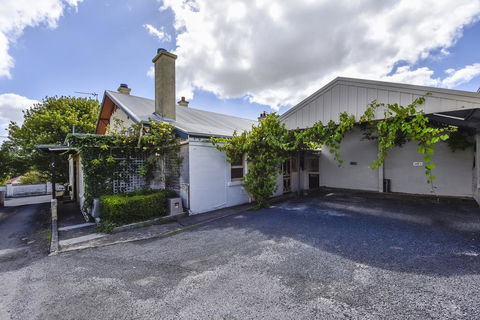 Wyatt Guest House - Tourism Canberra 1