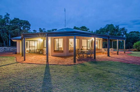 Yallingup Pet Friendly Bush Retreat - Tourism Canberra 0