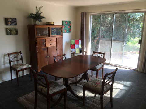 Yarram Cottage: Art And Accommodation - Tourism Canberra 3