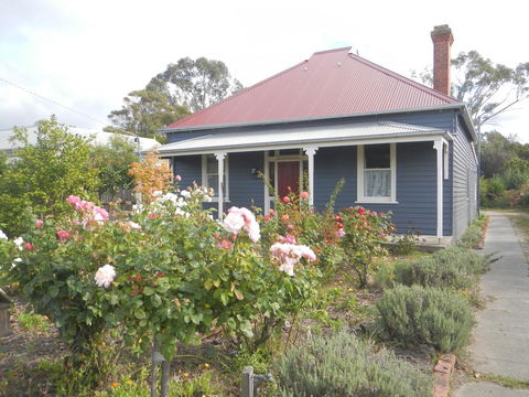Yarram Cottage: Art And Accommodation - Tourism Canberra 0