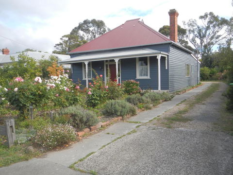 Yarram Cottage: Art And Accommodation - Tourism Canberra 1