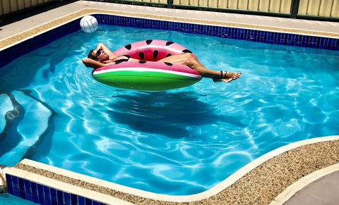 ZED MOTELS Tropical Gateway - Tourism Canberra 1