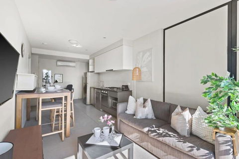 A 2BR Apt On Collins With City Views FREE Parking - Tourism Canberra 1