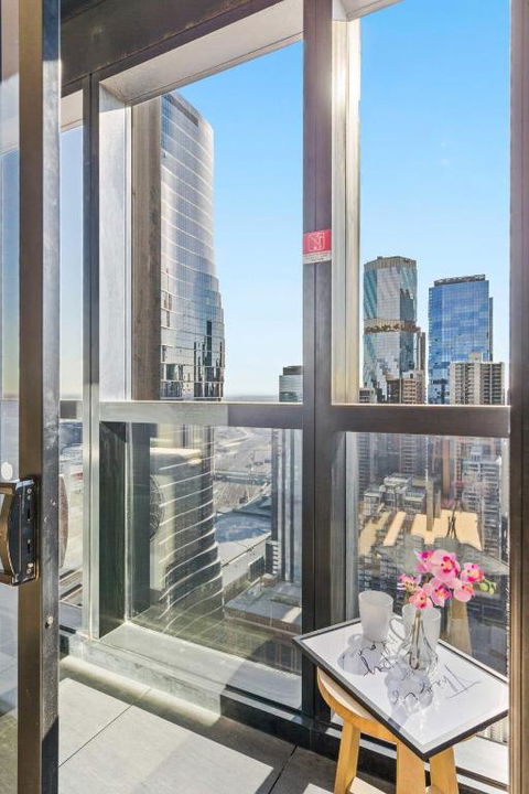 A 2BR Apt On Collins With City Views FREE Parking - Tourism Canberra 4