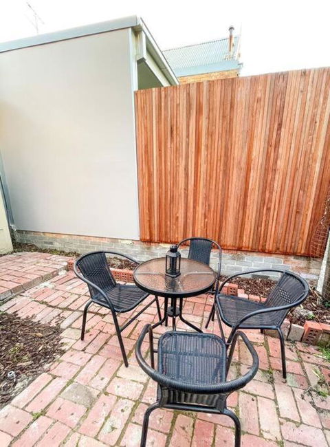 A Beautiful Terrace House With Parking & Courtyard - Tourism Canberra 3