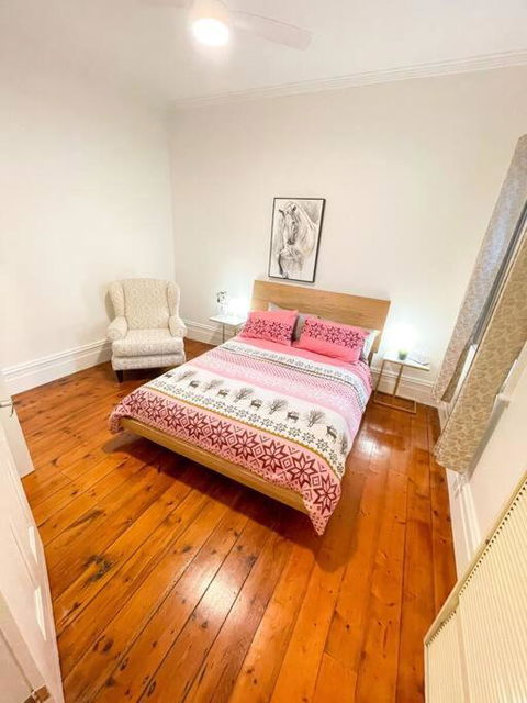 A Beautiful Terrace House With Parking & Courtyard - Tourism Canberra 4