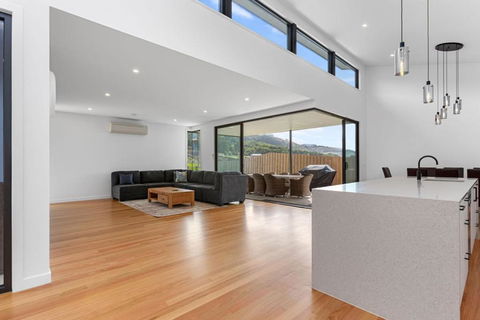 A Box Of Moonlight - Tourism Canberra 0