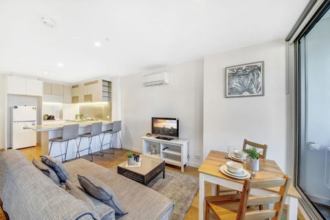 A Chic 2BR Apt Near Southern Cross City Views - Tourism Canberra 0