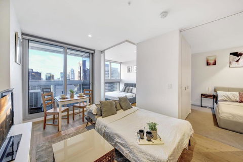A Chic 2BR Apt Near Southern Cross City Views - Tourism Canberra 3