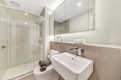 A Chic 2BR Apt Near Southern Cross City Views - Tourism Canberra 4