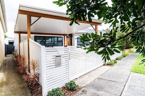 A Chic Coastal Hideaway At Toowoon Bay Beach - Tourism Canberra 1