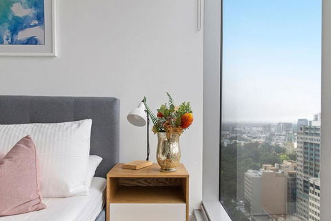 A Chic & Lovely 2BR Apt CBD With City Views - Tourism Canberra 1