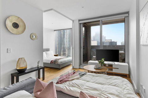 A Chic & Lovely 2BR Apt CBD With City Views - Tourism Canberra 3