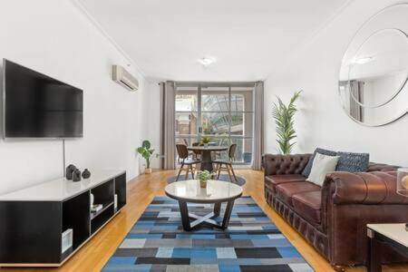 A Comfy Studio For 5 Next To Darling Harbour - Tourism Canberra 1