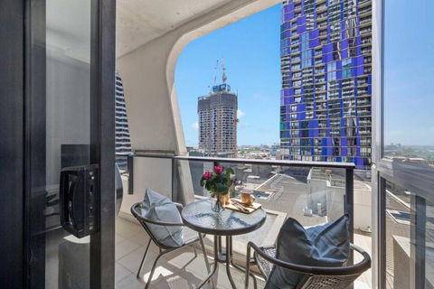 A Cozy 2BR Apt Next To Queen Victoria Market & Melbourne Central With City Views - Tourism Canberra 0