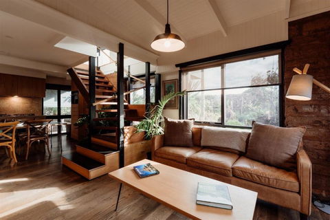 A Stylish And Unique Retreat At Surf Beach - Tourism Canberra 1