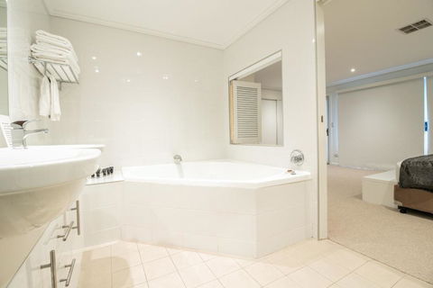 Absolute Beachfront Opal Cove Resort - Tourism Canberra 4