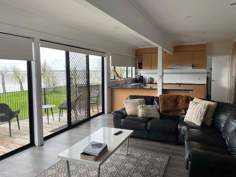 Absolute Waterfront At Woodlands - Tourism Canberra 3
