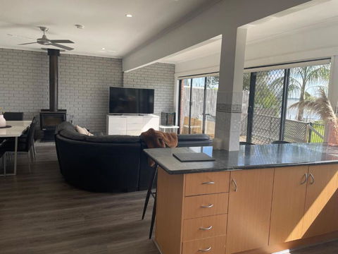 Absolute Waterfront At Woodlands - Tourism Canberra 4