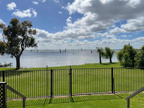 Absolute Waterfront At Woodlands - Tourism Canberra 1