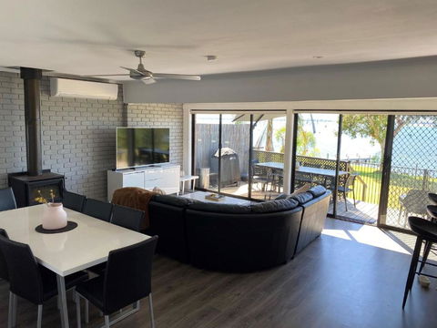 Absolute Waterfront At Woodlands - Tourism Canberra 2