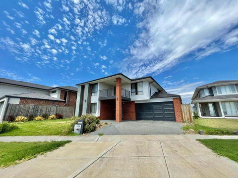 Absolutely Stunning - Bayside Point Cook 5BR Home - Tourism Canberra 0