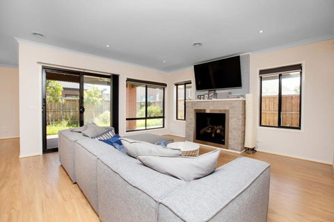 Absolutely Stunning - Bayside Point Cook 5BR Home - Tourism Canberra 1