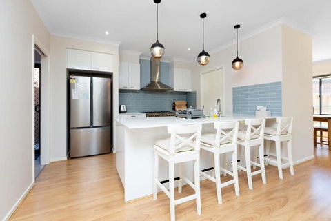 Absolutely Stunning - Bayside Point Cook 5BR Home - Tourism Canberra 2
