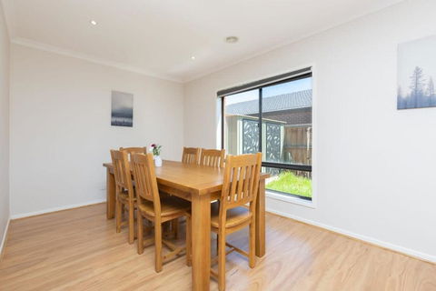 Absolutely Stunning - Bayside Point Cook 5BR Home - Tourism Canberra 3