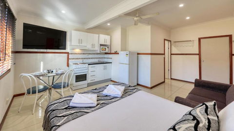Across Country Motor Inn & Cottages - Tourism Canberra 2